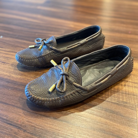 LOUIS VUITTON
Gloria Flat Loafer - Picture 2 of 3